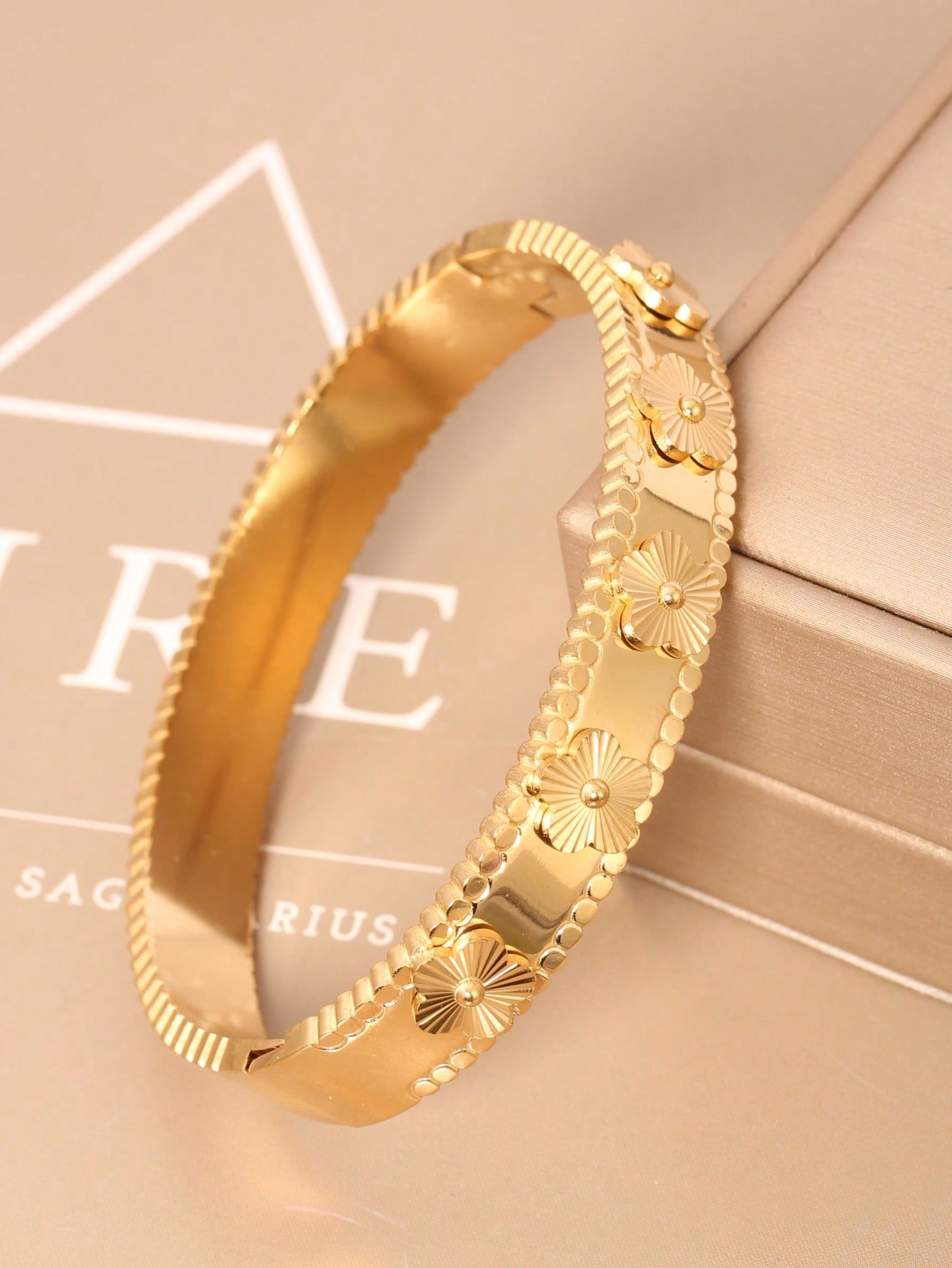 Luxury Lifestyle Jewelry - 1個入り 欧米風レーザーフラワー万華鏡ローリングエッジブレスレット、新作春夏モデル、ステンレススチール18Kゴールドレディースジュエリー、ニッチデザインライトラグジュアリーブレスレット、女性が日常生活、休暇、レジャー、旅行、様々なシーンで着用するのに最適、ガールフレンドへのプレゼント、妻へのプレゼント、友人へのプレゼント、社交的なギフトブレスレット